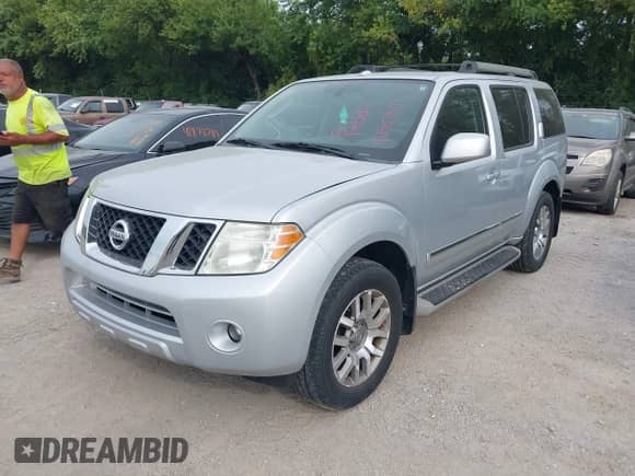 2011 Nissan Pathfinder LE z VIN 5N1AR1NB6BC621850, wystawiony jako IAAI lot #42907571 z przebiegiem 155 287 mil mil oraz . Historia ofert i sprzedaży dostępna na DreamBid. Obrazek 2.