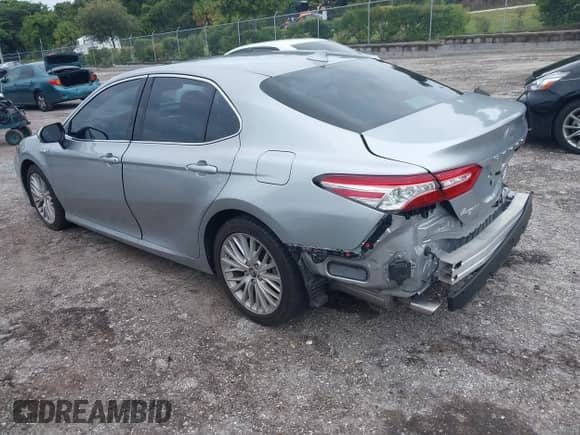 2020 Toyota Camry Hybrid XLE z VIN 4T1F31AK0LU519386, wystawiony jako IAAI lot #43175906 z przebiegiem 33 991 mil mil oraz . Historia ofert i sprzedaży dostępna na DreamBid. Obrazek 3.