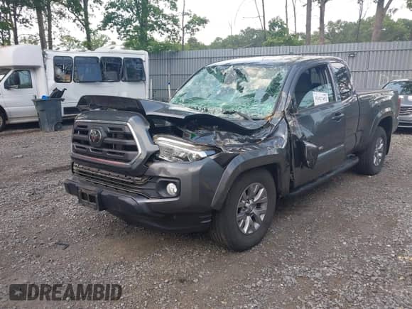 2018 Toyota Tacoma SR5 z VIN 5TFSZ5AN8JX150016, wystawiony jako IAAI lot #42427452 z przebiegiem 22 374 mil mil oraz . Historia ofert i sprzedaży dostępna na DreamBid. Obrazek 17.