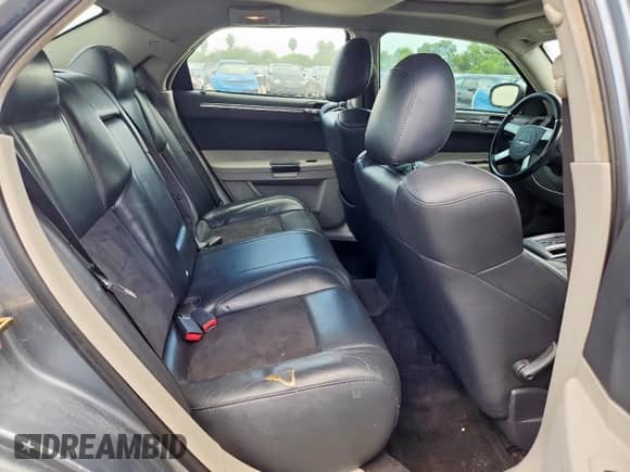 2006 Chrysler 300 C SRT-8 z VIN 2C3LA73W36H377854, wystawiony jako Copart lot #61070615 z przebiegiem 260 778 mil mil oraz Czysty tytuł • Clean title. Historia ofert i sprzedaży dostępna na DreamBid. Obrazek 10.