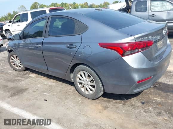 2018 Hyundai Accent SE z VIN 3KPC24A33JE024857, wystawiony jako IAAI lot #43279253 z przebiegiem 131 782 mil mil oraz . Historia ofert i sprzedaży dostępna na DreamBid. Obrazek 3.