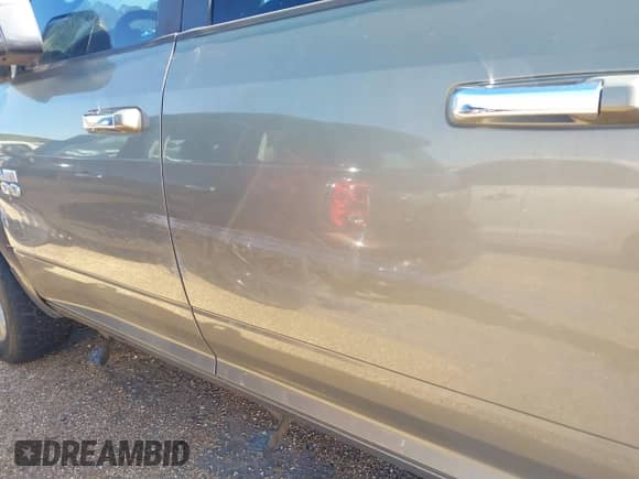 2013 Ram 1500 Outdoorsman z VIN 1C6RR6LT3DS581405, wystawiony jako IAAI lot #42484530 z przebiegiem Nie podano mil oraz . Historia ofert i sprzedaży dostępna na DreamBid. Obrazek 18.