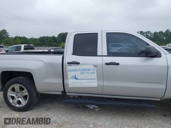 2017 Chevrolet Silverado 1500 Custom с VIN 1GCRCPEH8HZ246260, выставлен на аукционе IAAI как лот 42876102 с пробегом 138 413 миль миль и . История ставок и продаж доступна на DreamBid. Изображение 13.