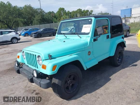 2002 Jeep Wrangler Sahara с VIN 1J4FA59S62P768112, выставлен на аукционе IAAI как лот 43069510 с пробегом 196 571 миль миль и . История ставок и продаж доступна на DreamBid. Изображение 2.