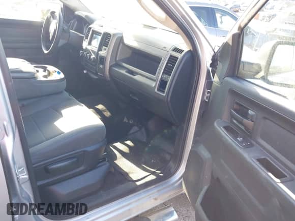 2018 Ram 1500 Express z VIN 3C6RR6KG2JG225759, wystawiony jako IAAI lot #41238504 z przebiegiem 123 991 mil mil oraz . Historia ofert i sprzedaży dostępna na DreamBid. Obrazek 5.