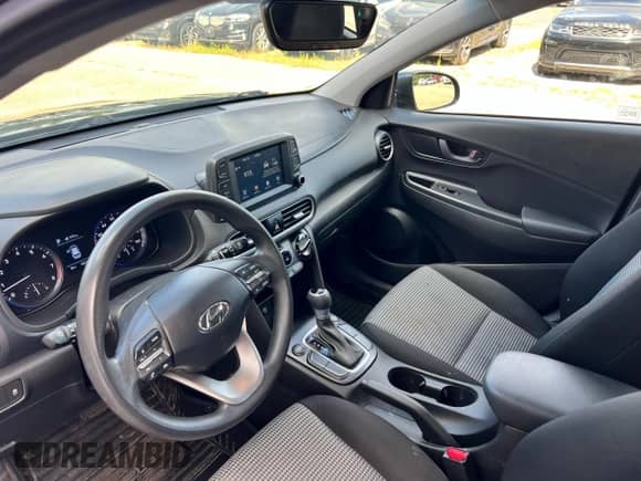 2018 Hyundai Kona SE z VIN KM8K1CAA7JU177889, wystawiony jako Copart lot #80007155 z przebiegiem 155 774 mil mil oraz Czysty tytuł • Clean title. Historia ofert i sprzedaży dostępna na DreamBid. Obrazek 9.