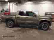 2024 Toyota Tacoma SR5 z VIN 3TMLB5JN6RM076802, wystawiony jako IAAI lot #42685264 z przebiegiem 10 186 mil mil oraz . Historia ofert i sprzedaży dostępna na DreamBid. Obrazek 14.