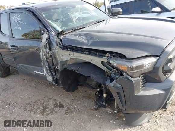 2024 Toyota Tacoma SR5 z VIN 3TYKB5FN2RT006528, wystawiony jako IAAI lot #41229887 z przebiegiem 16 530 mil mil oraz . Historia ofert i sprzedaży dostępna na DreamBid. Obrazek 6.