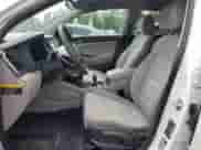 2018 Hyundai Tucson SE z VIN KM8J23A45JU727075, wystawiony jako Copart lot #72063095 z przebiegiem 82 864 mil mil oraz Szkoda całkowita • Salvage title. Historia ofert i sprzedaży dostępna na DreamBid. Obrazek 7.