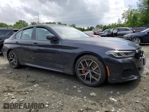 2023 BMW 5 Series 540i xDrive z VIN WBA73BJ03PCM01578, wystawiony jako Copart lot #55609985 z przebiegiem 26 021 mil mil oraz Szkoda całkowita • Salvage title. Historia ofert i sprzedaży dostępna na DreamBid. Obrazek 4.