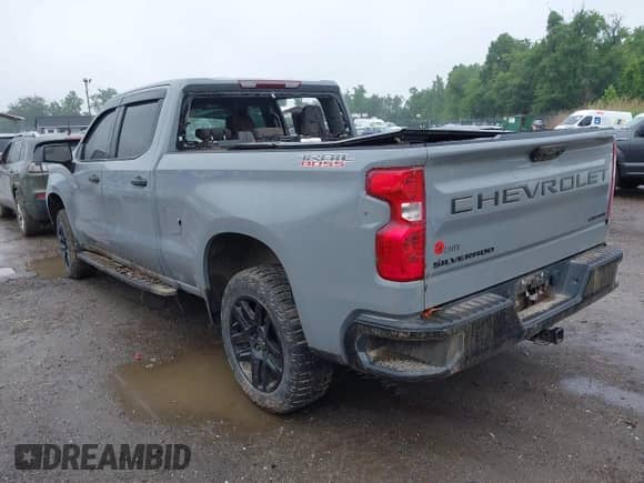 2024 Chevrolet Silverado 1500 Custom Trail Boss z VIN 3GCPDCEK2RG197468, wystawiony jako IAAI lot #42285969 z przebiegiem Nie podano mil oraz . Historia ofert i sprzedaży dostępna na DreamBid. Obrazek 3.