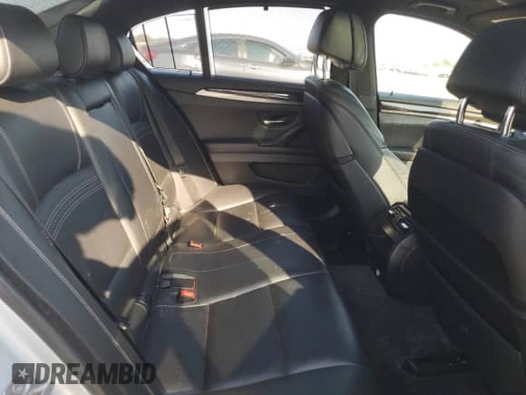 2016 BMW 5 Series 550i z VIN WBAKN9C52GD961818, wystawiony jako Copart lot #71249655 z przebiegiem 70 544 mil mil oraz Czysty tytuł • Clean title. Historia ofert i sprzedaży dostępna na DreamBid. Obrazek 10.