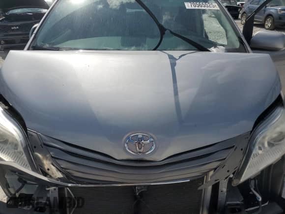 2012 Toyota Sienna XLE with VIN 5TDYK3DC6CS235796, listed as a Copart auction lot 70565525 with 120,990 mi miles and Clean title. Bid and sale history available at DreamBid. Image 12.