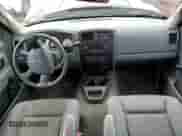 2005 Dodge Dakota ST с VIN 1D7HW28NX5S225511, выставлен на аукционе Copart как лот 64009084 с пробегом Не указан миль и Списание • Salvage title. История ставок и продаж доступна на DreamBid. Изображение 8.