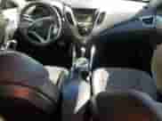 2013 Hyundai Veloster w/Black Int z VIN KMHTC6AD2DU144524, wystawiony jako Copart lot #86604965 z przebiegiem 101 979 mil mil oraz Czysty tytuł • Clean title. Historia ofert i sprzedaży dostępna na DreamBid. Obrazek 8.