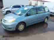 2007 Toyota Sienna CE z VIN 5TDZK23C97S064810, wystawiony jako IAAI lot #41969504 z przebiegiem 147 237 mil mil oraz . Historia ofert i sprzedaży dostępna na DreamBid. Obrazek 2.