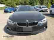 2015 BMW 4 Series 428i xDrive z VIN WBA4C9C54FD331327, wystawiony jako Copart lot #71968405 z przebiegiem 95 261 mil mil oraz Czysty tytuł • Clean title. Historia ofert i sprzedaży dostępna na DreamBid. Obrazek 5.