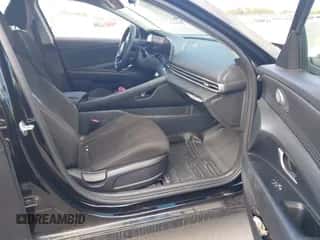 2023 Hyundai Elantra SEL z VIN KMHLS4AG6PU415784, wystawiony jako IAAI lot #43344636 z przebiegiem 120 733 mil mil oraz . Historia ofert i sprzedaży dostępna na DreamBid. Obrazek 5.