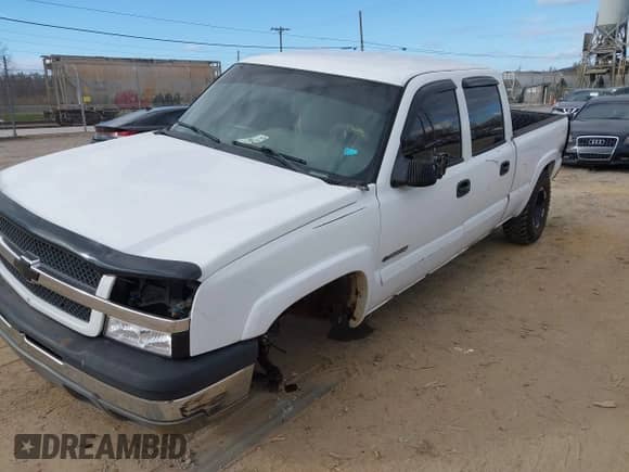 2005 Chevrolet Silverado 1500HD LT z VIN 1GCGK13U75F824529, wystawiony jako IAAI lot #40688365 z przebiegiem 264 669 mil mil oraz . Historia ofert i sprzedaży dostępna na DreamBid. Obrazek 2.