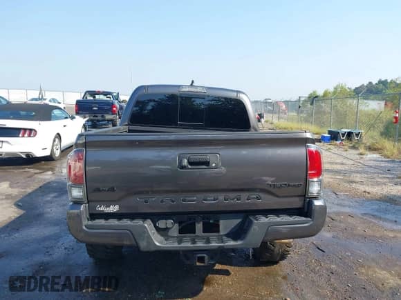 2020 Toyota Tacoma SR5 with VIN 5TFCZ5AN4LX237581, listed as a IAAI auction lot 43191708 with 126,946 mi miles and . Bid and sale history available at DreamBid. Image 16.