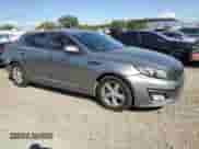 2014 Kia Optima LX z VIN 5XXGM4A75EG312908, wystawiony jako Copart lot #82635425 z przebiegiem 158 378 mil mil oraz Czysty tytuł • Clean title. Historia ofert i sprzedaży dostępna na DreamBid. Obrazek 4.