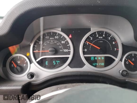 2007 Jeep Wrangler Unlimited Sahara z VIN 1J4GA59167L212909, wystawiony jako Copart lot #82455775 z przebiegiem 124 148 mil mil oraz Czysty tytuł • Clean title. Historia ofert i sprzedaży dostępna na DreamBid. Obrazek 9.