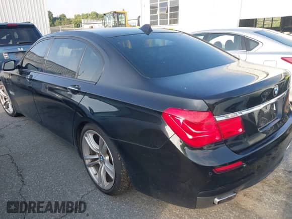 2011 BMW 7 Series 750Li xDrive z VIN WBAKC8C55BC434418, wystawiony jako IAAI lot #42695385 z przebiegiem 93 427 mil mil oraz . Historia ofert i sprzedaży dostępna na DreamBid. Obrazek 3.