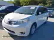 2017 Toyota Sienna XLE z VIN 5TDYZ3DC5HS802812, wystawiony jako IAAI lot #43519483 z przebiegiem Nie podano mil oraz . Historia ofert i sprzedaży dostępna na DreamBid. Obrazek 2.