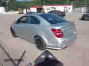 2017 Chevrolet Sonic Premier z VIN 1G1JF5SB1H4103763, wystawiony jako IAAI lot #43009793 z przebiegiem 108 598 mil mil oraz . Historia ofert i sprzedaży dostępna na DreamBid. Obrazek 3.