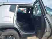 2020 Jeep Compass Sport z VIN 3C4NJDAB4LT256661, wystawiony jako IAAI lot #43300392 z przebiegiem 80 177 mil mil oraz . Historia ofert i sprzedaży dostępna na DreamBid. Obrazek 8.