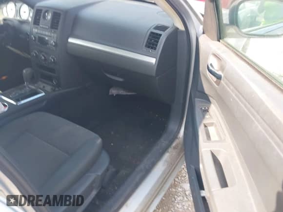 2008 Chrysler 300 LX with VIN 2C3KA43R58H189313, listed as a IAAI auction lot 43402515 with 165,531 mi miles and . Bid and sale history available at DreamBid. Image 5.