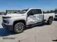 2025 Chevrolet Silverado 2500HD Custom z VIN 1GC4KME73SF116608, wystawiony jako Copart lot #49449365 z przebiegiem Nie podano mil oraz Szkoda całkowita • Salvage title. Historia ofert i sprzedaży dostępna na DreamBid. Obrazek 1.