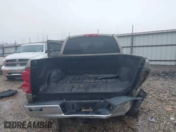 2007 Dodge 1500 SLT z VIN 3D7KR19D17G809058, wystawiony jako IAAI lot #41558278 z przebiegiem 163 346 mil mil oraz . Historia ofert i sprzedaży dostępna na DreamBid. Obrazek 6.