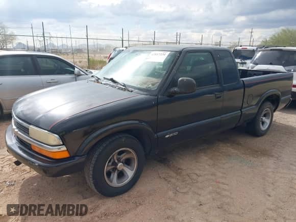 2000 Chevrolet S-10 LS with VIN 1GCCS195XY8241217, listed as a IAAI auction lot 42817231 with 157,044 mi miles and . Bid and sale history available at DreamBid. Image 2.