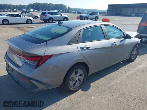 2025 Hyundai Elantra z VIN KMHLL44G0SU855257, wystawiony jako IAAI lot #42804855 z przebiegiem 11 807 mil mil oraz . Historia ofert i sprzedaży dostępna na DreamBid. Obrazek 4.