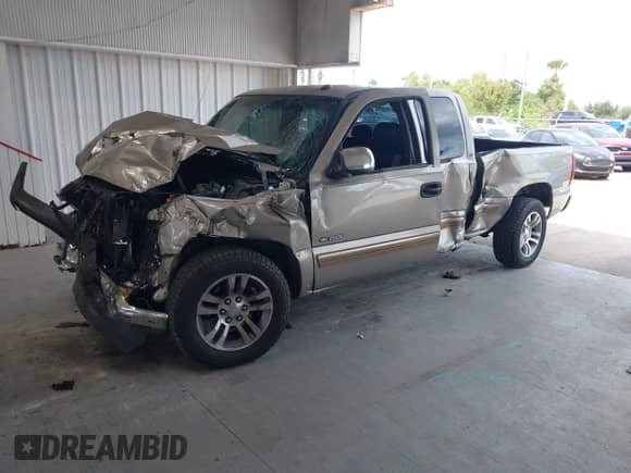 2002 Chevrolet Silverado 1500 LS with VIN 2GCEC19T221427915, listed as a IAAI auction lot 43143055 with Not provided miles and . Bid and sale history available at DreamBid. Image 2.