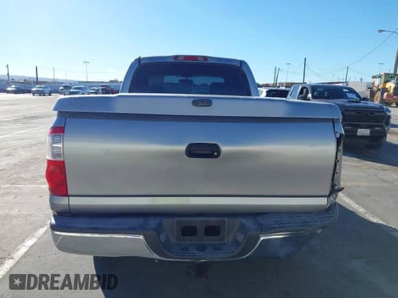 2005 Toyota Tundra SR5 с VIN 5TBET34185S483509, выставлен на аукционе IAAI как лот 43455386 с пробегом 269 204 миль миль и . История ставок и продаж доступна на DreamBid. Изображение 16.