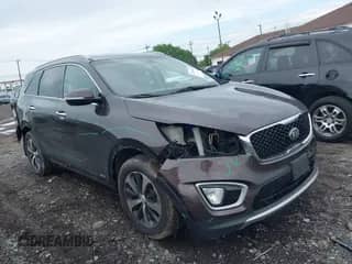 2016 Kia Sorento EX z VIN 5XYPHDA17GG023978, wystawiony jako IAAI lot #42453602 z przebiegiem 121 977 mil mil oraz . Historia ofert i sprzedaży dostępna na DreamBid. Obrazek 1.