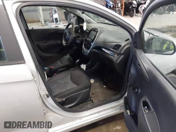 2018 Chevrolet Spark LS z VIN KL8CB6SA4JC458942, wystawiony jako IAAI lot #41238821 z przebiegiem 122 515 mil mil oraz . Historia ofert i sprzedaży dostępna na DreamBid. Obrazek 5.