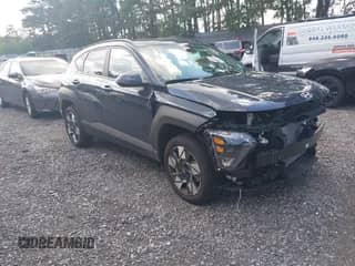 2025 Hyundai Kona SEL с VIN KM8HBCAB0SU271856, выставлен на аукционе IAAI как лот 42797939 с пробегом 3 518 миль миль и . История ставок и продаж доступна на DreamBid. Изображение 1.