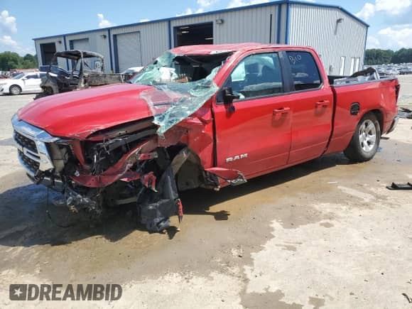 2022 Ram 1500 Lone Star z VIN 1C6RREBT8NN272864, wystawiony jako Copart lot #63509825 z przebiegiem Nie podano mil oraz Czysty tytuł • Clean title. Historia ofert i sprzedaży dostępna na DreamBid. Obrazek 1.