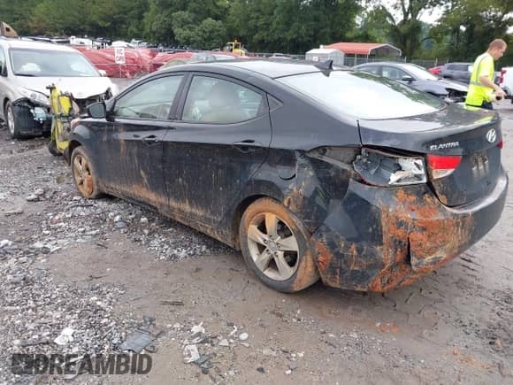 2013 Hyundai Elantra GLS z VIN KMHDH4AE4DU883137, wystawiony jako IAAI lot #42924896 z przebiegiem 238 459 mil mil oraz . Historia ofert i sprzedaży dostępna na DreamBid. Obrazek 3.