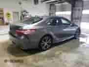 2020 Toyota Camry SE z VIN 4T1G11AKXLU334014, wystawiony jako Copart lot #62283675 z przebiegiem 83 671 mil mil oraz Czysty tytuł • Clean title. Historia ofert i sprzedaży dostępna na DreamBid. Obrazek 3.
