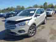 2017 Ford Escape SE z VIN 1FMCU9GDXHUC21779, wystawiony jako IAAI lot #43269673 z przebiegiem 131 569 mil mil oraz . Historia ofert i sprzedaży dostępna na DreamBid. Obrazek 2.