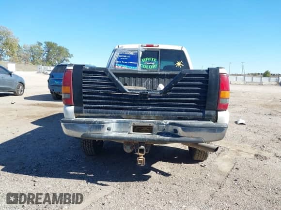 2002 Chevrolet Silverado 2500HD LS z VIN 1GCHK23162F190237, wystawiony jako IAAI lot #43517867 z przebiegiem 272 831 mil mil oraz . Historia ofert i sprzedaży dostępna na DreamBid. Obrazek 16.