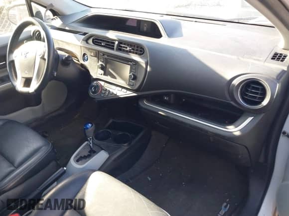 2014 Toyota Prius One z VIN JTDKDTB32E1077721, wystawiony jako IAAI lot #41464708 z przebiegiem Nie podano mil oraz . Historia ofert i sprzedaży dostępna na DreamBid. Obrazek 5.