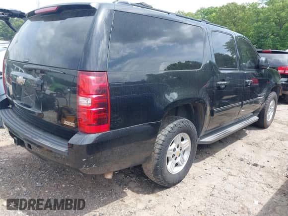 2010 Chevrolet Suburban LT z VIN 1GNUCJE06AR138587, wystawiony jako IAAI lot #42145484 z przebiegiem 283 318 mil mil oraz . Historia ofert i sprzedaży dostępna na DreamBid. Obrazek 4.