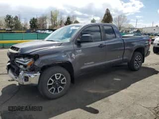 2018 Toyota Tundra SR с VIN 5TFUY5F13JX751349, выставлен на аукционе Copart как лот 53572425 с пробегом 46 872 миль миль и Списание • Salvage title. История ставок и продаж доступна на DreamBid. Изображение 1.
