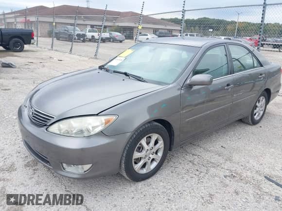 2005 Toyota Camry LE z VIN 4T1BF30K35U604602, wystawiony jako IAAI lot #43415458 z przebiegiem 217 265 mil mil oraz . Historia ofert i sprzedaży dostępna na DreamBid. Obrazek 17.