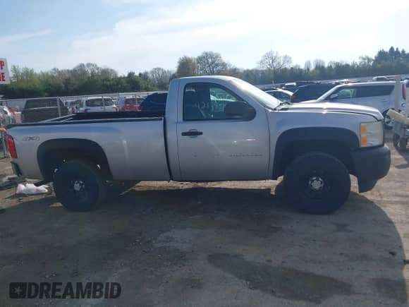 2011 Chevrolet Silverado 1500 Work Truck z VIN 1GCNKPEX5BZ185336, wystawiony jako IAAI lot #42139519 z przebiegiem 187 532 mil mil oraz . Historia ofert i sprzedaży dostępna na DreamBid. Obrazek 12.